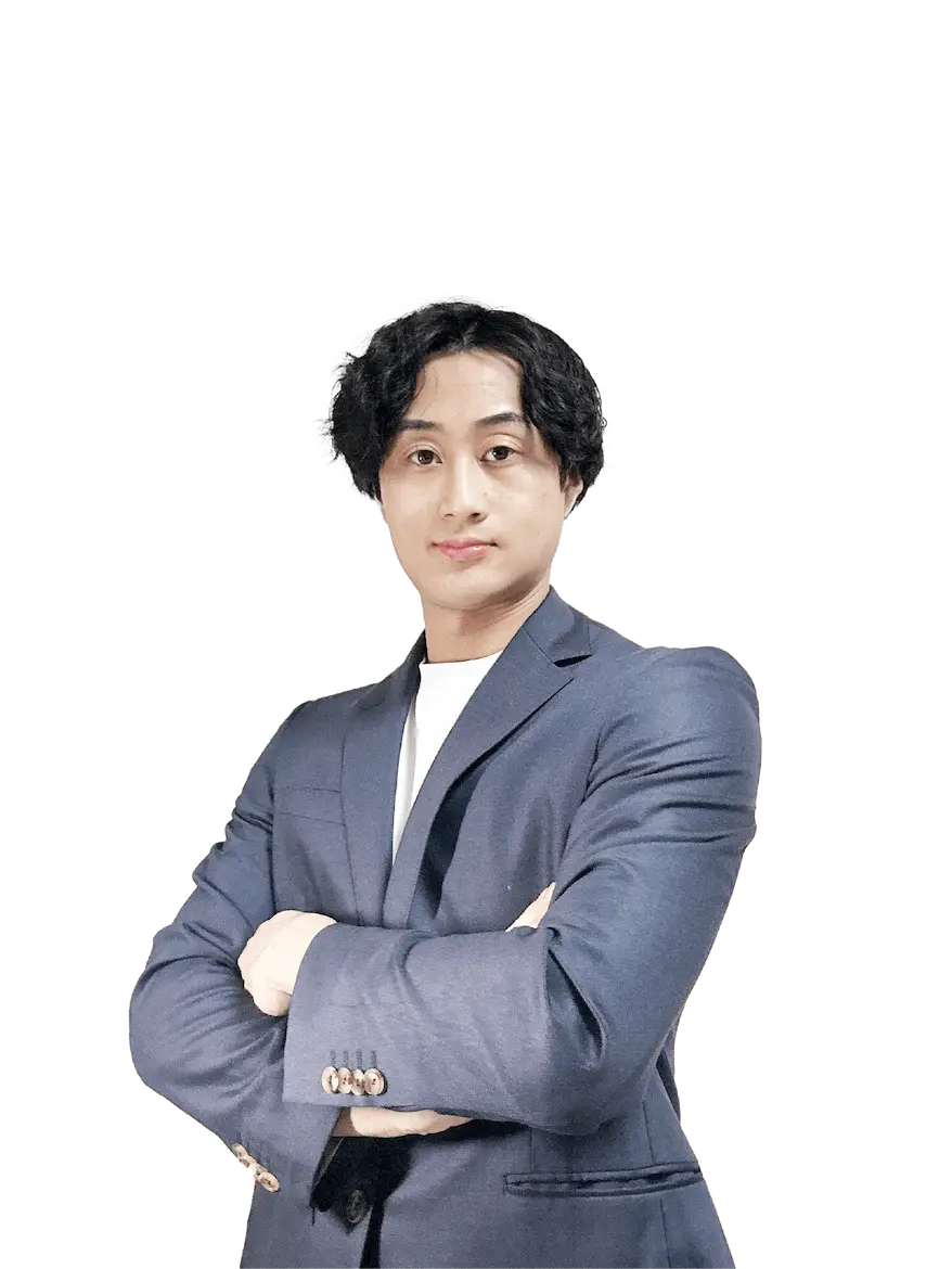 スーツ姿で腕を組む佐々木琉斗さん